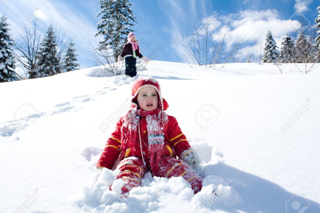 8331789 dos niñas pequeñas jugando en la nieve