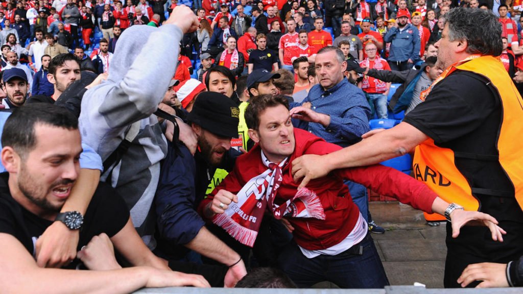 Politico ruso propone organizar peleas de hooligans fanaticos del futbol